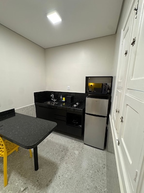 Standard-Apartment | Eigene Küche | Kühlschrank, Mikrowelle, Herdplatte, Kochgeschirr/Geschirr/Besteck
