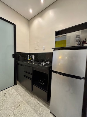 Departamento | Cocina privada | Refrigerador, microondas, parrilla de estufa y utensilios de cocina