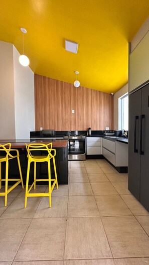 Réfrigérateur, micro-ondes, plaque de cuisson