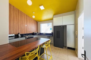 Kühlschrank, Mikrowelle, Herdplatte, Kochgeschirr/Geschirr/Besteck