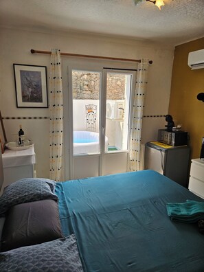 Premium Double Room, City View | Soundproofing, free WiFi - Chambre 02 Balcon (Lézignan-Corbières)