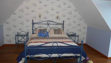 2 bedrooms, iron/ironing board, bed sheets