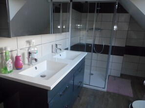 Een douche, een haardroger, handdoeken
