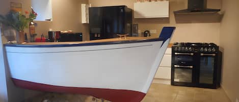 Jääkaappi, mikroaaltouuni, uuni, liesi