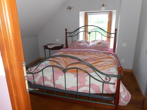 2 bedrooms, iron/ironing board, bed sheets