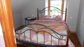 2 dormitorios, tabla de planchar con plancha, ropa de cama