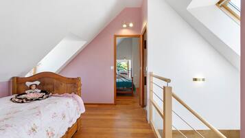 2 bedrooms, iron/ironing board, bed sheets