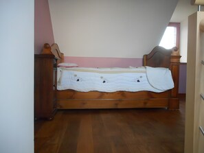 2 habitaciones, tabla de planchar con plancha y ropa de cama