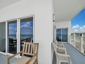 Condo, varias camas (Sago Sands 301) | Restaurante al aire libre