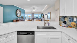 Condo, nhiều giường (Sago Sands 301) | Bếp riêng | Lò nướng, lò nướng bánh mì 