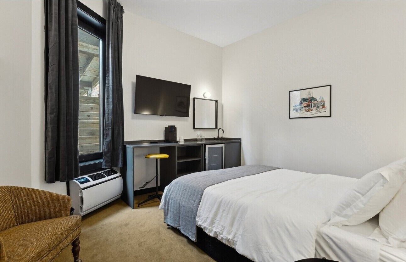 Room, 1 Queen Bed, Non Smoking | Free WiFi