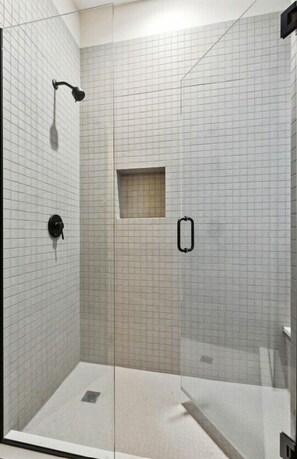 Chambre, 1 grand lit, non-fumeur | Salle de bain