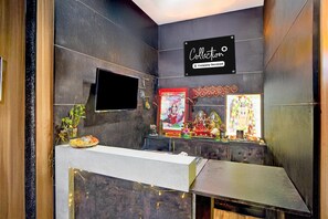 House | Reception - Collection O Deendyal Bus Terminal (Jabalpur)