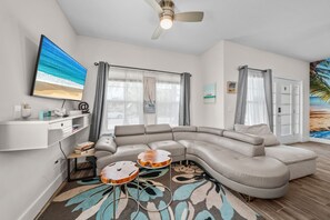 スマートテレビ、DVD プレーヤー、卓球台、書庫