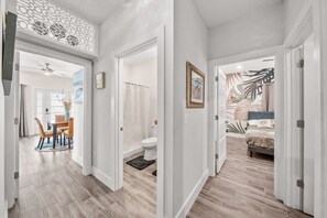 3 室のベッドルーム、デスク、アイロン / アイロン台、旅行用ベビーベッド