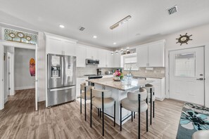 Fridge, microwave, oven, stovetop - Walk to Beach! Family Retreat, Grill, Pool Table, Private Patio & Free parking (Panama City Beach)