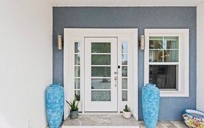 Exterior detail - Walk to Beach! Family Retreat, Grill, Pool Table, Private Patio & Free parking (Panama City Beach)