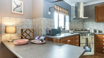 Een vaatwasser, kookgerei, borden en bestek