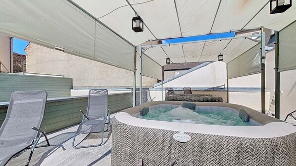 Outdoor spa tub
