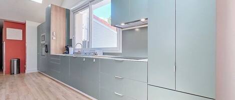 Refrigerador, microondas, horno, placa de cocina