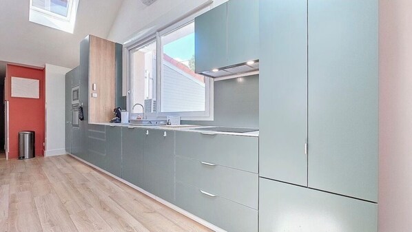 Réfrigérateur, micro-ondes, four, plaque de cuisson