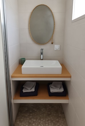 Serviettes fournies, savon, papier toilette