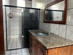 Chuveiro, toalhas de banho, papel higiênico