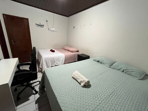 5 quartos, ferros/tábuas de passar roupa, acesso à internet