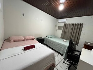 5 quartos, ferros/tábuas de passar roupa, acesso à internet
