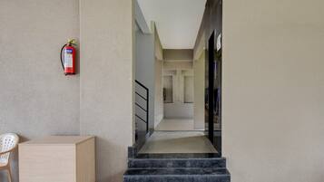 House | Meja sambut tetamu