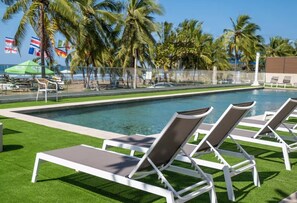 2 outdoor pools