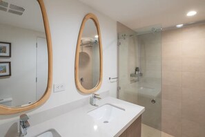 Deluxe Apartment, Balcony, Beach View | Bathroom - Pacific Point 1106A (Jaco)