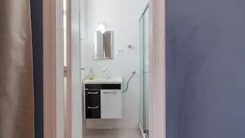 Douche, sèche-cheveux, serviettes fournies