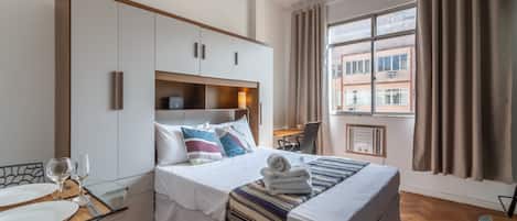 1 habitación, tabla de planchar con plancha y cuna de viaje