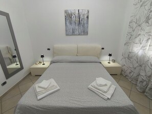 1 habitación, tabla de planchar con plancha, wifi gratis y ropa de cama 
