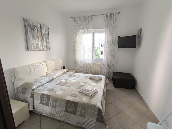 1 habitación, tabla de planchar con plancha, wifi gratis y ropa de cama