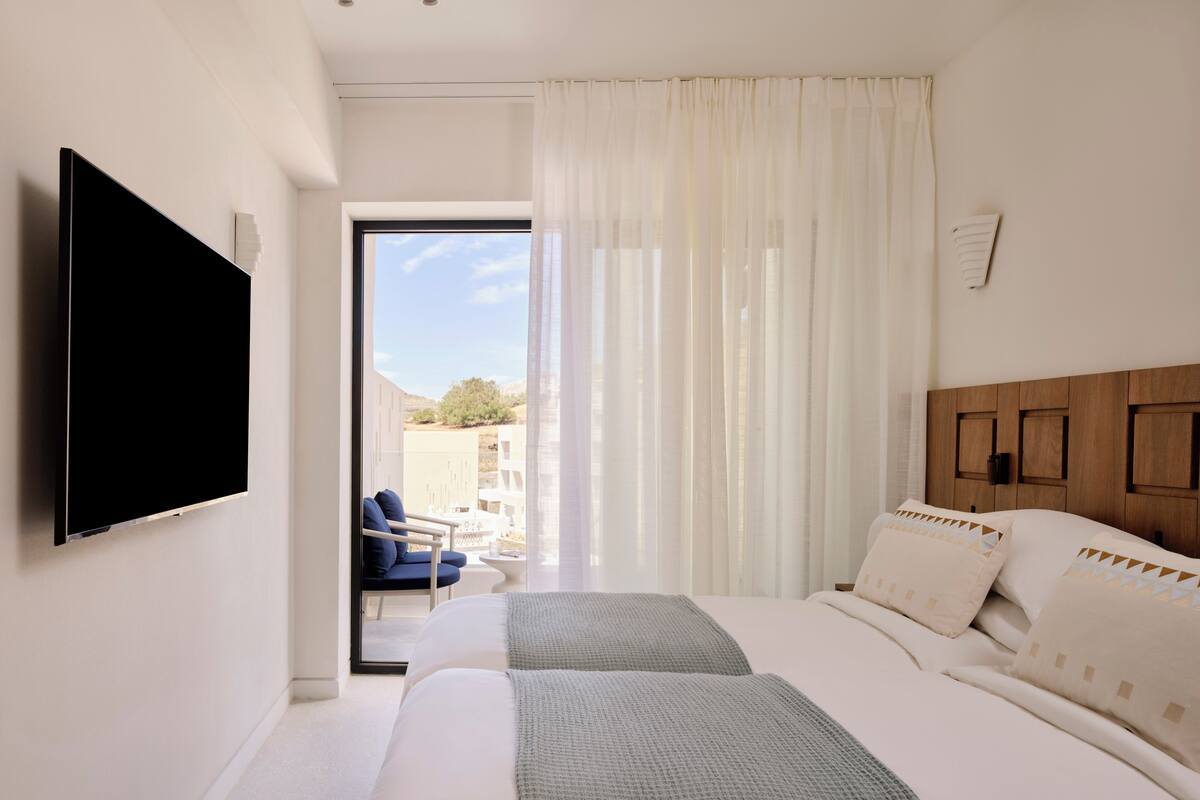 Habitación clásica con 1 cama doble o 2 individuales, balcón | Caja fuerte, cortinas opacas, cunas gratuitas y wifi gratis