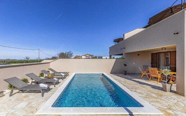 Una piscina al aire libre