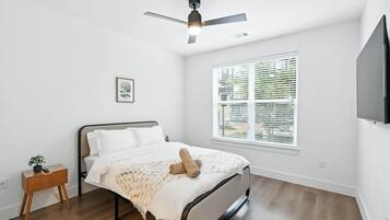 2 quartos, escrivaninha, ferros/tábuas de passar roupa