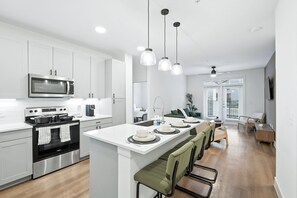 Réfrigérateur, micro-ondes, four, plaque de cuisson