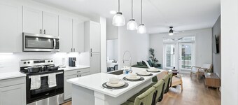 G68 Luxury Living DT Fort Worth 2B2B, Resort Style Amenities, Golf Sim