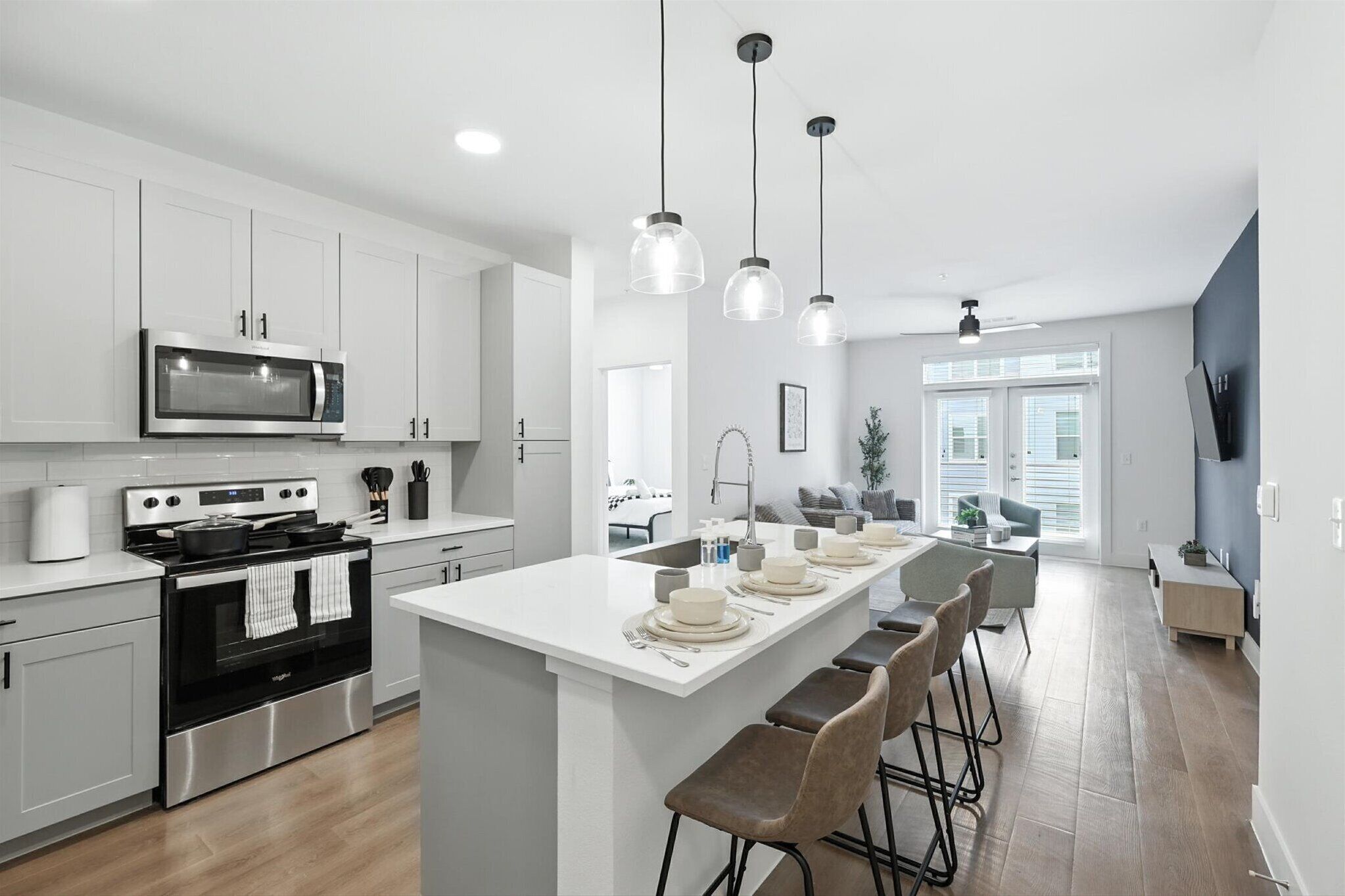 Réfrigérateur, four à micro-ondes, un four, surface de cuisson