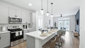 Réfrigérateur, four à micro-ondes, un four, surface de cuisson