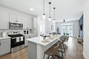 Een koelkast, een magnetron, een oven, een kookplaat