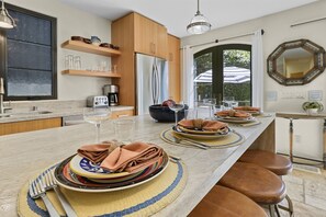 Fridge, microwave, stovetop, dishwasher