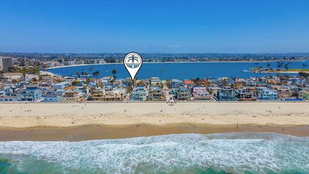 A coastal town with beachfront properties, clear blue waters, and a sandy beach. - Casa al Mare - Boho Mission Beach Retreat w/ A/C (San Diego)