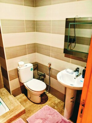 Shower, hair dryer, towels, soap - Terrace apartment with unobstructed view of the Atlantic Ocean + fully equipped kitchen. (Rabat)