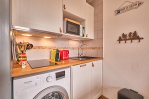Fridge, microwave, stovetop, dishwasher