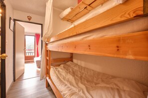 1 chambre, fer et planche à repasser
