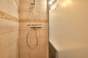 Shower, free toiletries, hair dryer